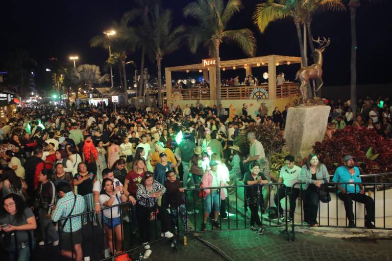 En Olas Altas se dieron citas miles de personas para disfrutar de la segunda noche del Carnaval.