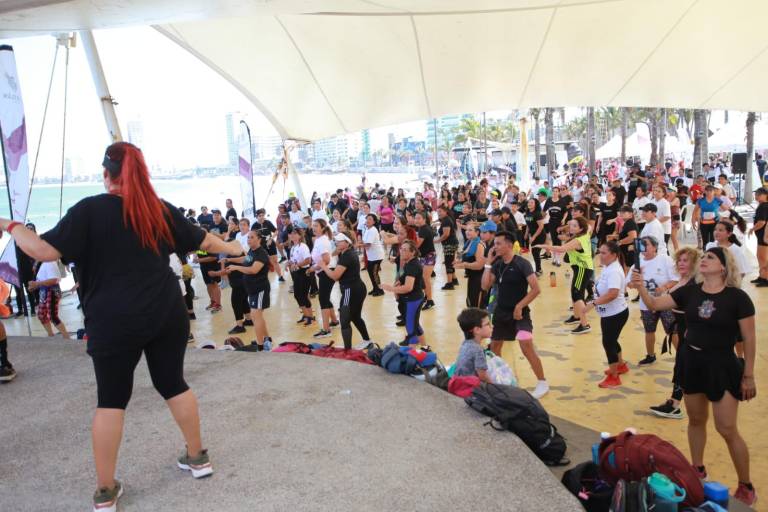 ¡Zumba por una causa! Gimnasios Unidos e Historias de Venus unen fuerzas para apoyar a mujeres rastreadoras