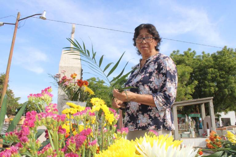 Entre flores, plegarias y veladoras, familias visitan a las mamás de Rosario que están en el cielo