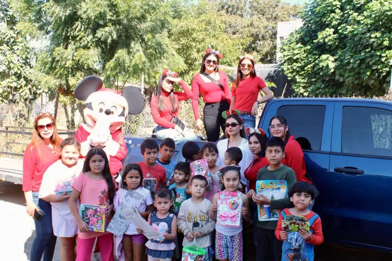 Los niños recibieron regalos, dulces y la visita de Mickey Mouse disfrazado de Santa, que llenó de emoción la jornada.