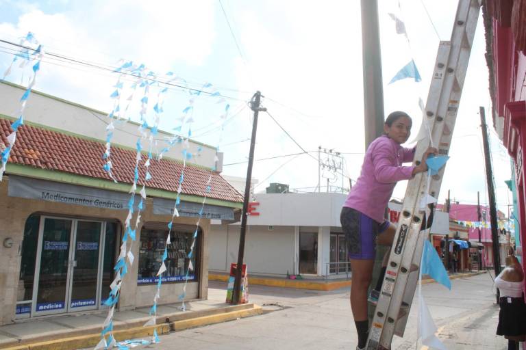 ‘Chiquita’ decora desde hace 15 años con banderitas las fiestas de la Virgen del Rosario