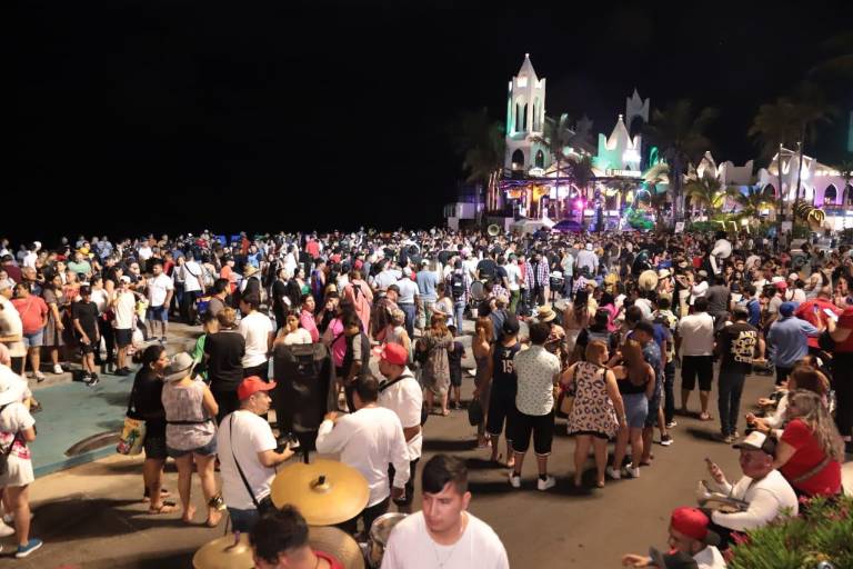 Entre música y baile, vive Mazatlán la noche del Jueves Santo