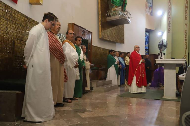 Feligreses viven con devoción la Procesión del Silencio en Mazatlán