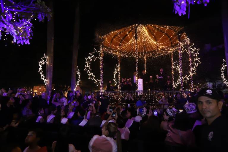 Llega la magia de la Navidad a Mazatlán con el encendido del pino y la iluminación en la Plazuela Machado