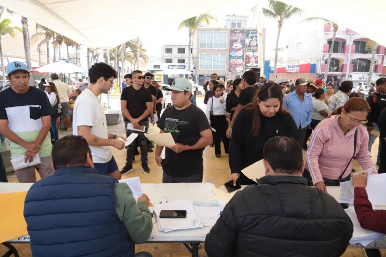 Reciben 400 vendedores ambulantes y pequeños comercios apoyos económicos y 120 créditos