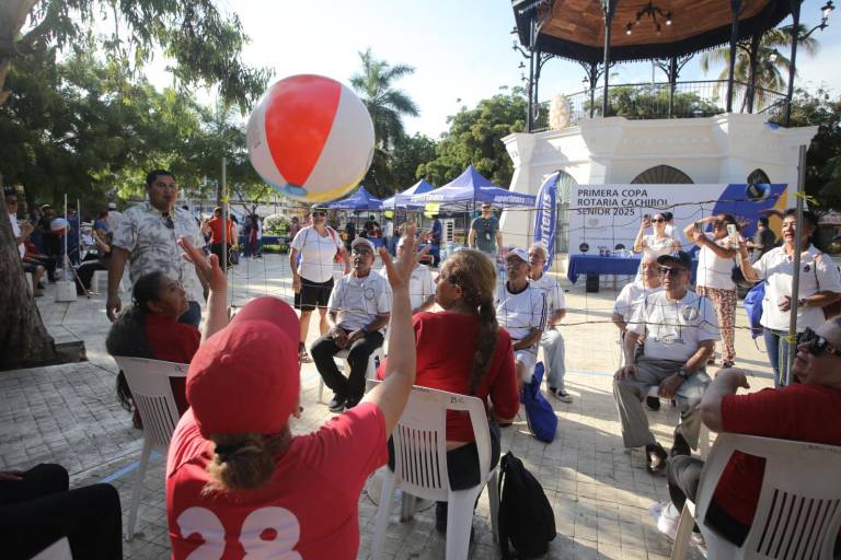 Adultos mayores se activan en Copa Rotaria de Cachibol