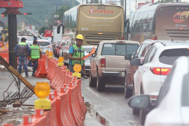 Obras en salida norte de Mazatlán generan caos vial y largas filas de tráfico