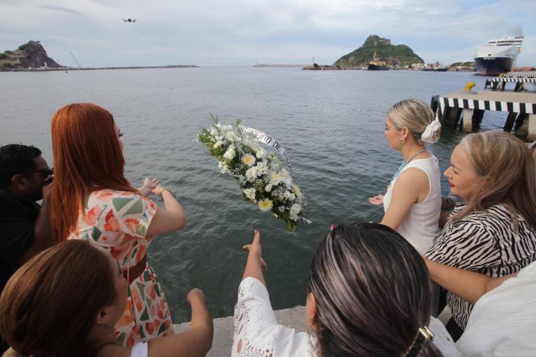 Con honores y después de 30 años, recuerdan a los pescadores fallecidos por los huracanes Ismael y Newton