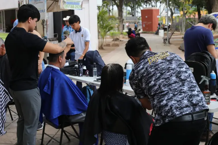 Estudiantes de barbería ofrecen cortes gratis en la Plazuela Obregón, en el Centro de Culiacán.
