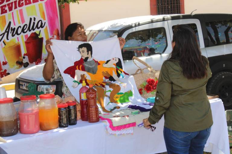 María Arcelia crea arte con hilo y aguja en Chametla