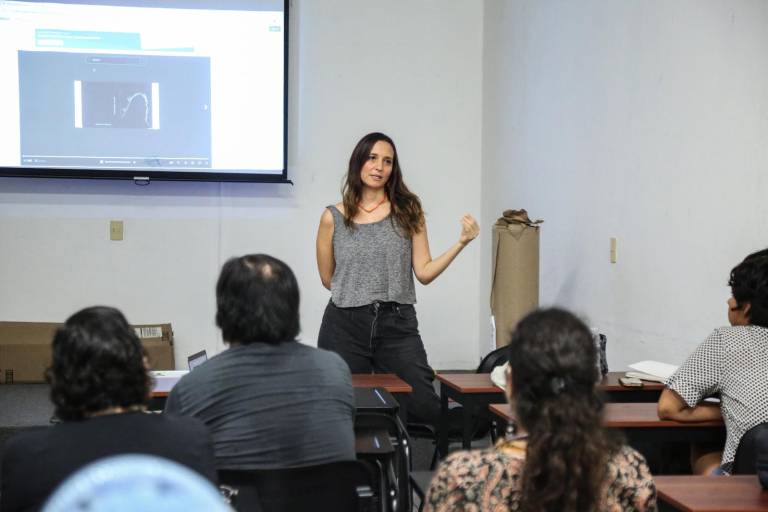 Imparte Brenda Castro el taller ‘La línea continua en mi cabeza’