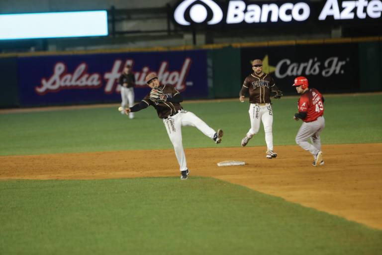 Tucson Baseball Team inició de manera positiva una serie clave ante Venados de Mazatlán.