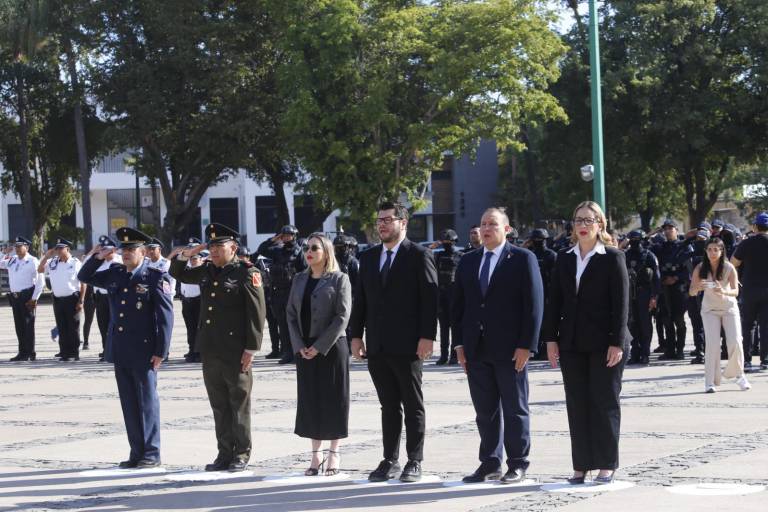 Realizan izamiento de bandera en Sinaloa para conmemorar Día del Trabajo
