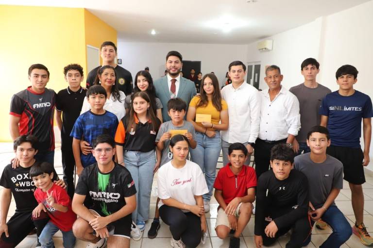 Entregan becas a deportistas destacados del municipio de Elota