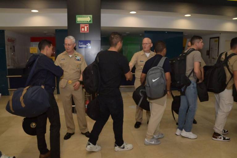 Arriban a Veracruz cadetes y tripulación del Buque Escuela “Cuauhtémoc” tras percance en Nueva York