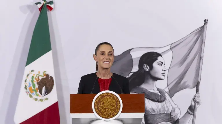 La Presidenta Claudia Sheinbaum Pardo señala que hay fichas rojas de Interpol contra Rubén Rocha Moya y otros funcionarios de Sinaloa.