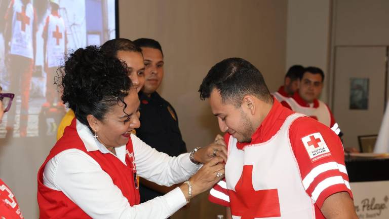 Elementos de la Cruz Roja recibieron diferentes distinciones como por entrega y antigüedad.