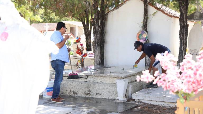 Familias llevaron flores y realizaron labores de limpieza en tumbas del Panteón Jardín previo a la conmemoración del Día de las Madres en Mazatlán.