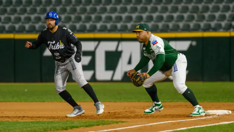 Roberto Valenzuela, aquí en la primera base, fue de los que batearon jonrón por Yaquis.