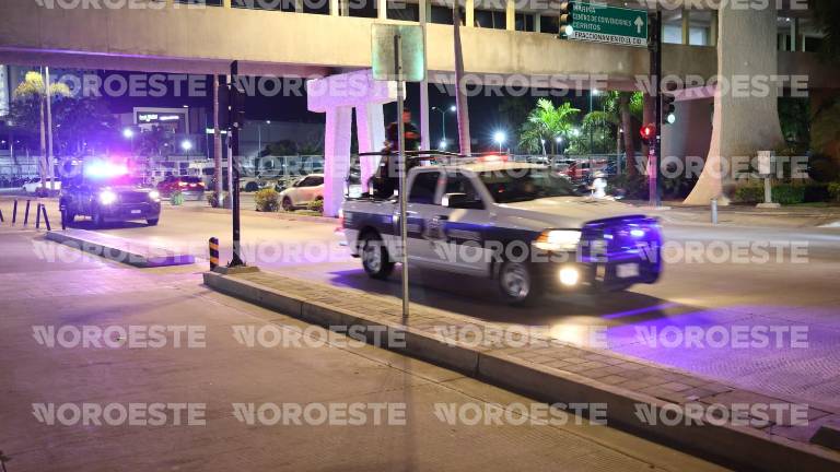 Una fuerte movilización policial se registró este lunes en el interior del Fraccionamiento El Cid, en Mazatlán.