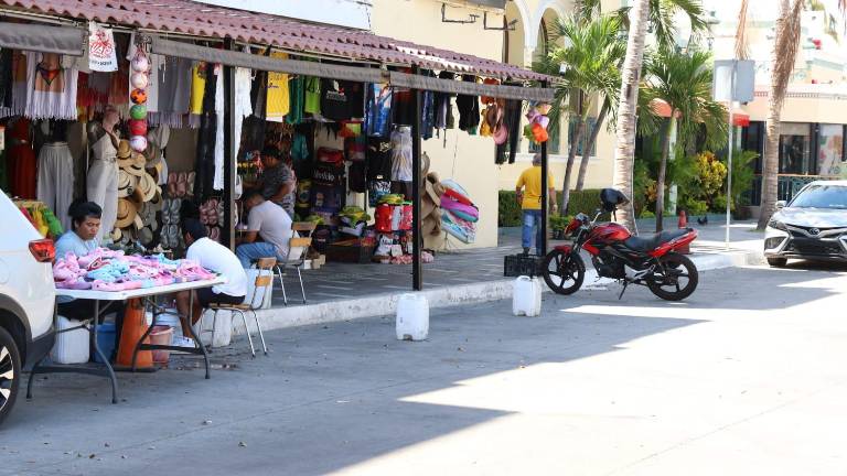 La práctica de apartado irregular de espacios continúa en la Zona Dorada de Mazatlán pese a los operativos de retiro de objetos.