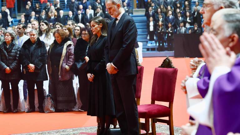 Los reyes de España, Felipe VI y Letizia, estuvieron presentes en la misa funeral celebrada en Huelva por las víctimas del accidente ferroviario en Córdoba.