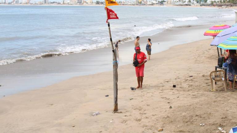 En playas de Mazatlán restringen acceso por fuerte oleaje provocado por ‘Pamela’
