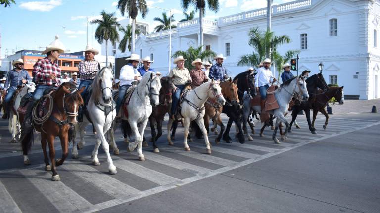 Con cabalgata por el Centro de Culiacán, inician festejos de la Expo Ganadera 2023