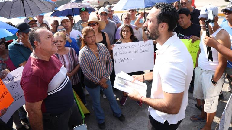 Vecinos del Infonavit Alarcón bloquearon la Avenida Óscar Pérez Escobosa al considerar que el ducto que se construye en busca de solucionar las inundaciones en la Carretera Internacional 15 México-Nogales.