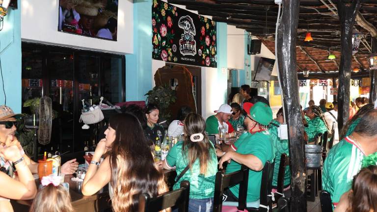 Aficionados comenzaron a reunirse en sports bars y establecimientos de Mazatlán para seguir el partido de la Selección Mexicana.
