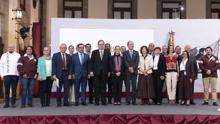 La Presidenta de México Claudia Sheinbaum Pardo con el comité de científicos que evaluarán situación del fracking.