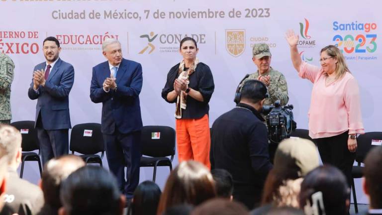 Ana Guevara (centro) resalta los resultados de México en los Panamericanos.