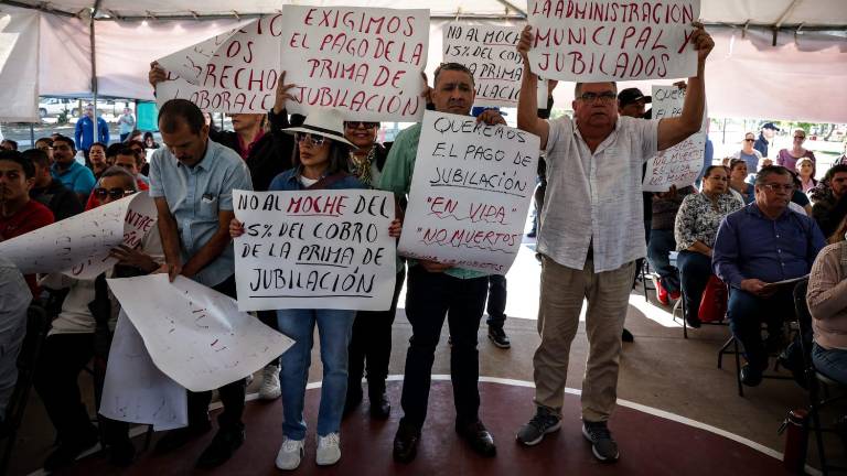Los jubilados con pancartas y gritos contra el presidente municipal Juan de Dios Gámez Mendívil, que el municipio cubra de manera directa sus prestaciones de ley.