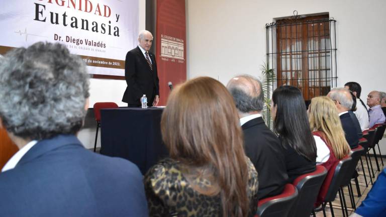 El doctor Diego Valadés, miembro de El Colegio de Sinaloa, imparte una conferencia sobre dignidad y eutanasia.