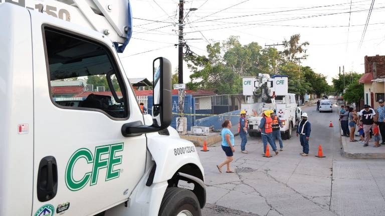 Personal de la CFE comenzó las labores para restablecer el suministro eléctrico en la colonia La Sirena tras la protesta de vecinos.