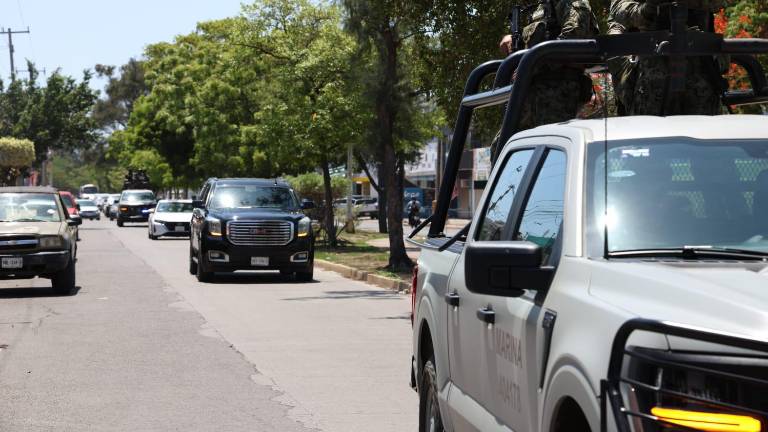 Los restos del marino Edward Gil Morales fueron trasladados al Aeropuerto Internacional de Mazatlán para ser entregados a sus familiares.