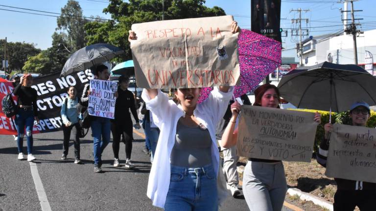 Alumnos y personal de la Universidad Autónoma de Occidente realizan marcha en Culiacán contra el nuevo Rector.