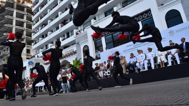 Desfile conmemorativo de la Revolución Mexicana sobre el malecón de Mazatlán.