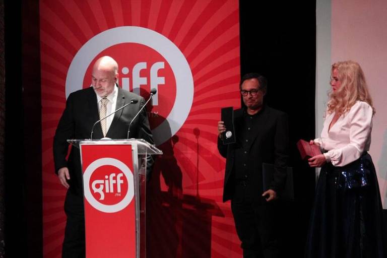 Rinden homenaje al cineasta Carlos Carrera