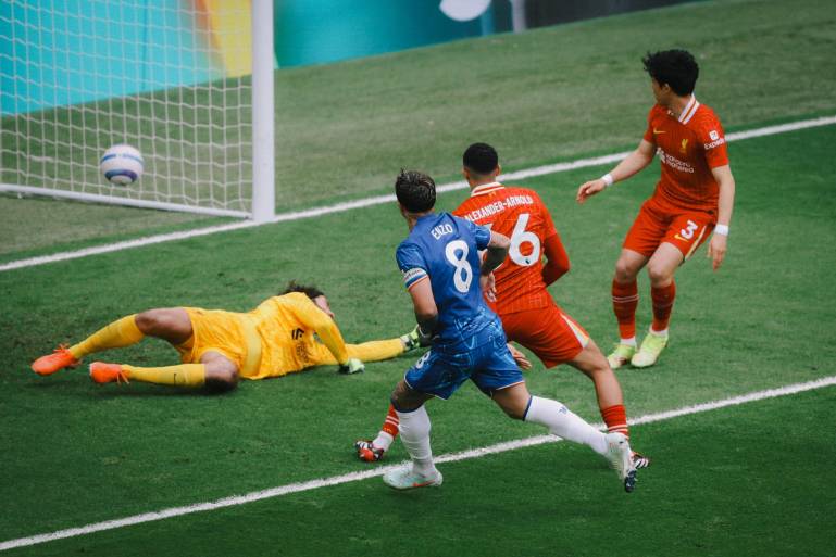 Chelsea le abolla la corona a Liverpool y se acerca a la Champions League