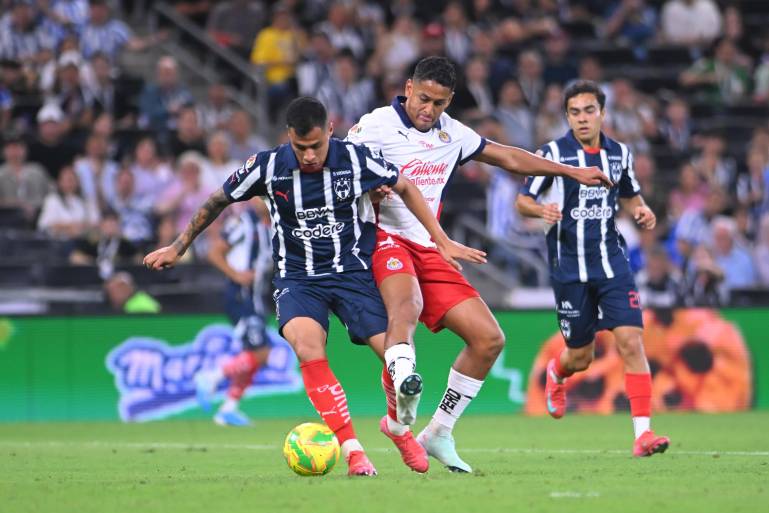 Rayados hace a un lado la polémica y golea a las Chivas