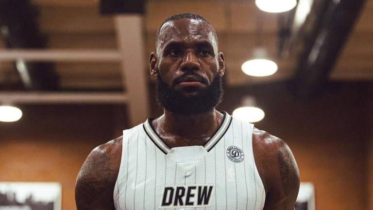 LeBron James firma con Sixers por dos temporadas.