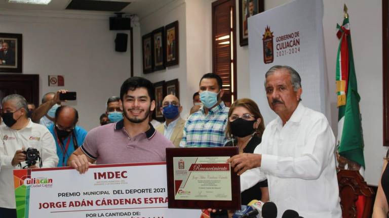 Jorge Adán Cárdenas al recibir el Premio Municipal del Deporte.