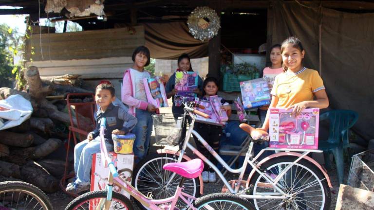 Familia Pérez Espino, Jeicob, Brenda, Fátima, Dania Estefania, Lisbeth y Claudia recibieron bicicletas, muñecas y kits para colorear.
