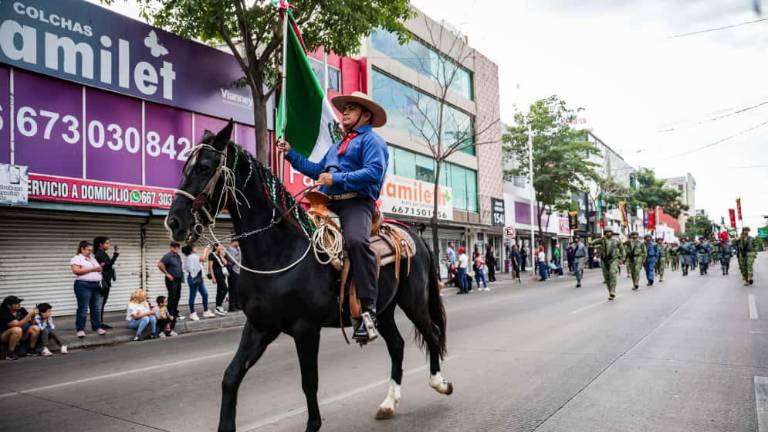 En el Centro de Culiacán se celebra el desfile conmemorativo de la Revolución Mexicana.
