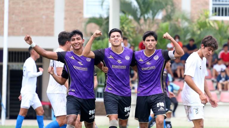 Isaac Velasco (al medio) celebra el gol que abrió el marcador para Mazatlán FC en la categoría Sub 18.