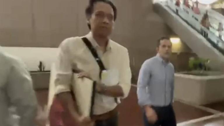 Arriaga mostró el documento de remoción que había exigido y afirmó que ese era “lo mínimo” que un trabajador debía recibir, antes de firmarlo en la oficina que ocupó desde 2021.