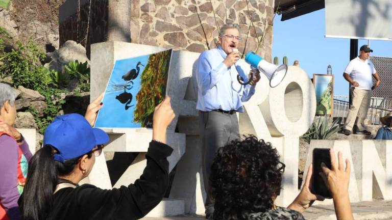 A principios de este año, ciudadanos y el Diputado Juan Torres se manifestaron contra el proyecto de la tirolesa que llegaría al Faro Mazatlán.
