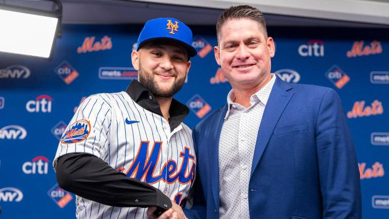 Carlos Mendoza está sorprendido por la adaptabilidad de Bo Bichette para jugar como tercera base.