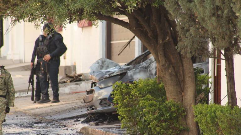 Elementos de Bomberos y policías acudieron al domicilio en Lomas de Guadalupe tras el ataque que dejó solo daños materiales.